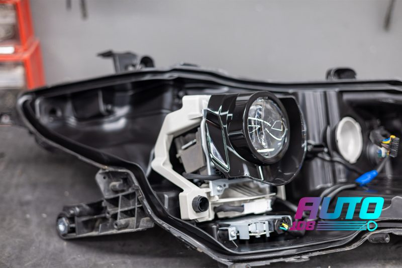 Bi-LED модуль на месте штатной линзы в корпусе фары Toyota Camry 70