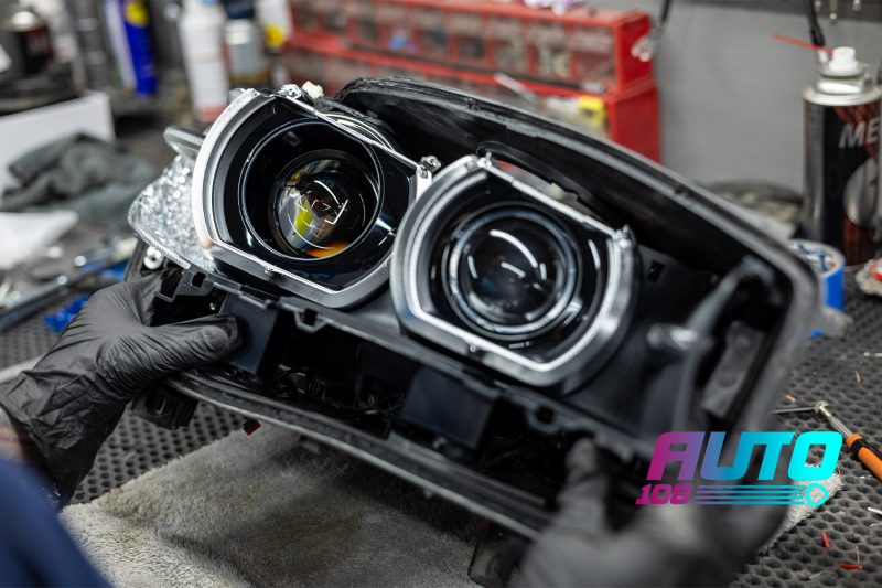Bi-LED линзы установлены в переходные рамки во вскрытой фаре BMW X5 F15