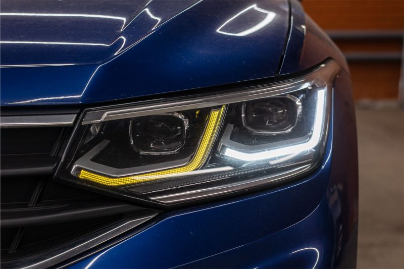 Фара Volkswagen Tiguan 2 IQ Light: внутренняя секция ходовых огней светит жёлтым, внешняя — белым