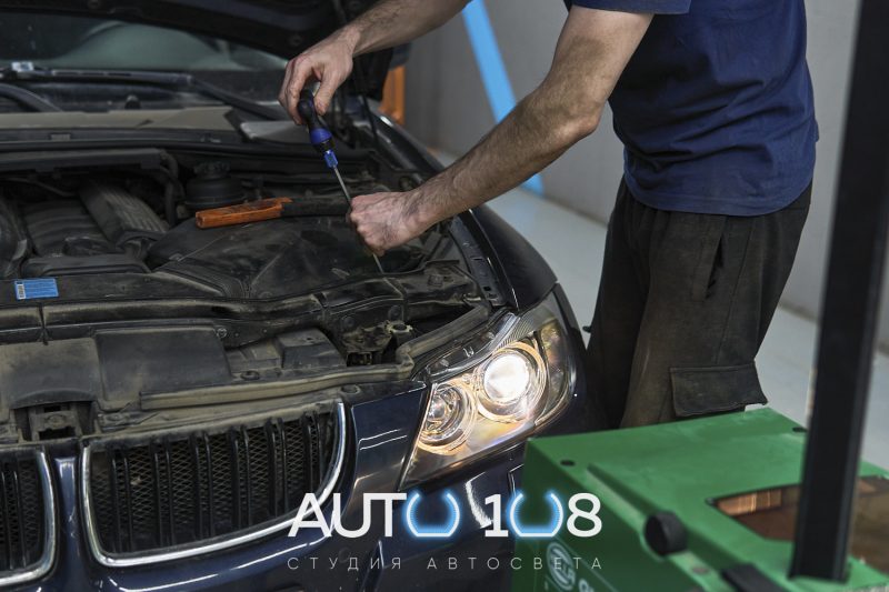 Мастер снимает фару с BMW 3 E90