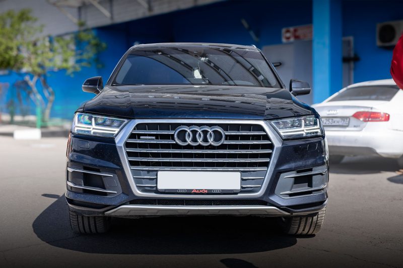 Audi Q7 4M после тюнинга фар, вид спереди