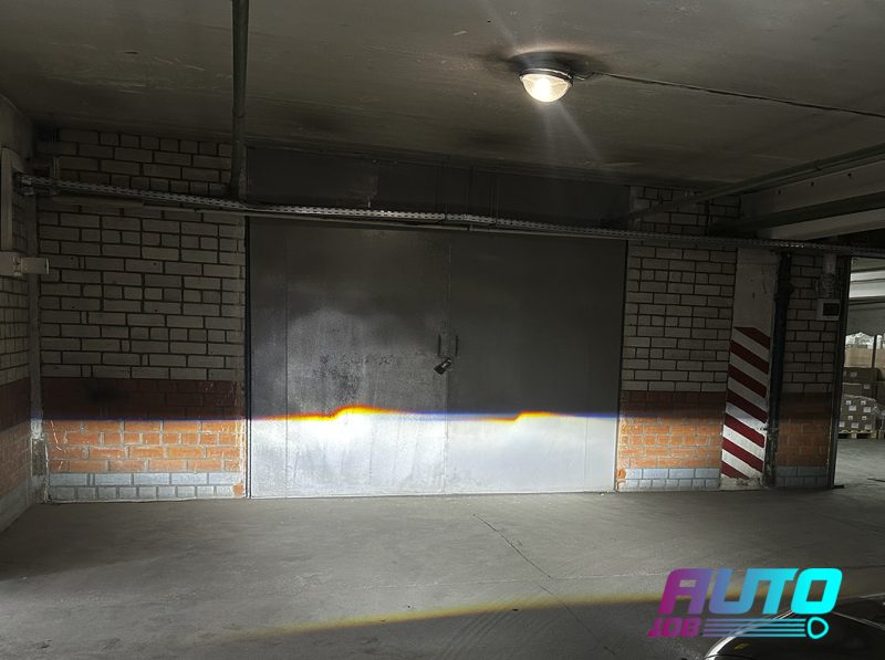 Ближний свет Toyota Camry XV55 после установки Bi-LED: чёткая светотеневая граница на стене