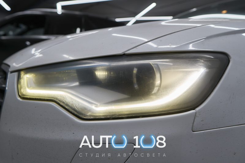 Помутневшее стекло фары Audi A6 C7 в сетке пескоструя